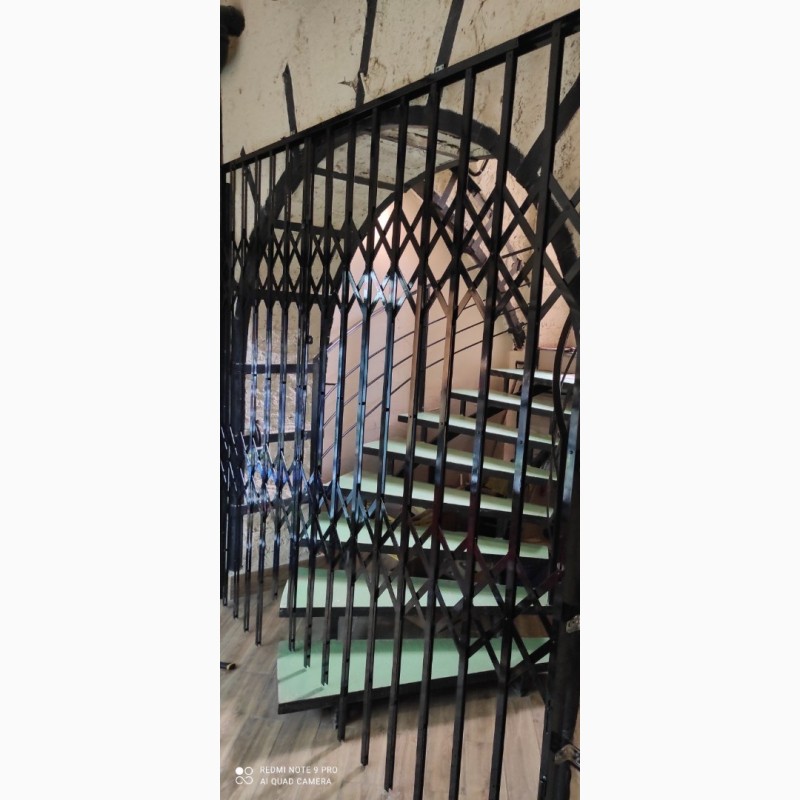 Фото 17. Решетки раздвижные металлические на окна двери витрины Производство и установка по Украине