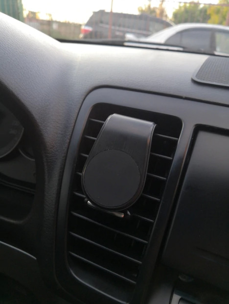 Фото 4. Универсальный автомобильный держатель телефона на вентиляционном отверстии