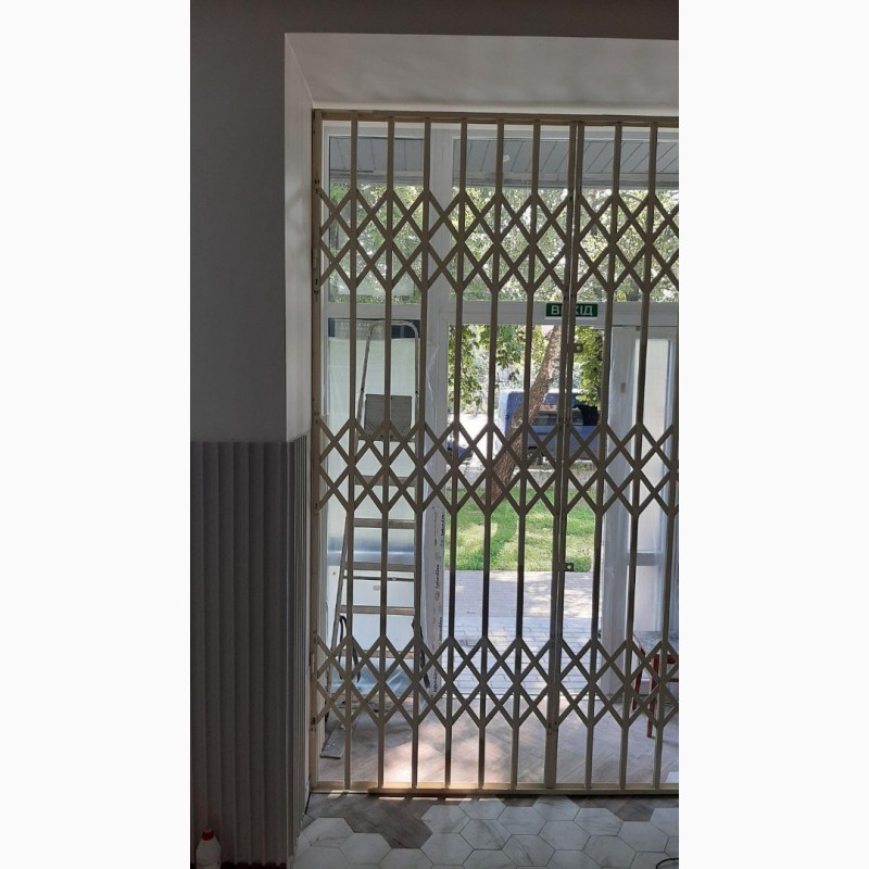 Фото 14. Решетки раздвижные металлические на окна, двeри, витрины Производство и установка