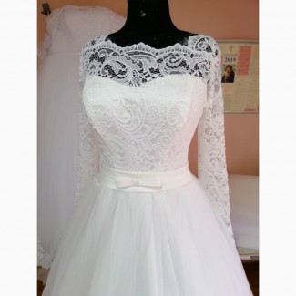 Свадебное платье с кружевными рукавами цвета айвори