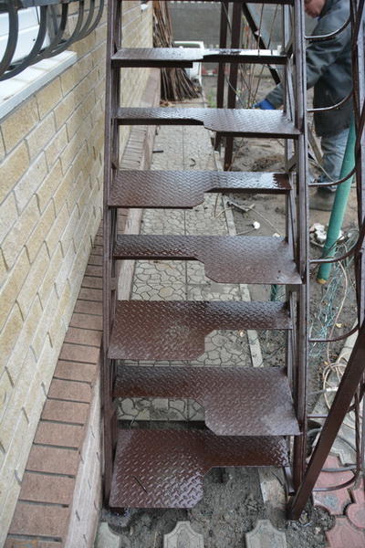 Фото 2. Лестницы из металла, наружные. Броневик Днепр