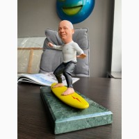 Студия «ОМИ» привносит юмор и индивидуальность в подарки: Шаржевые статуэтки на заказ