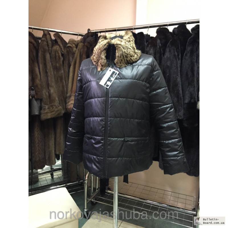 Молодежная демисезонная куртка с меховым воротом из новой коллекции 2015 года