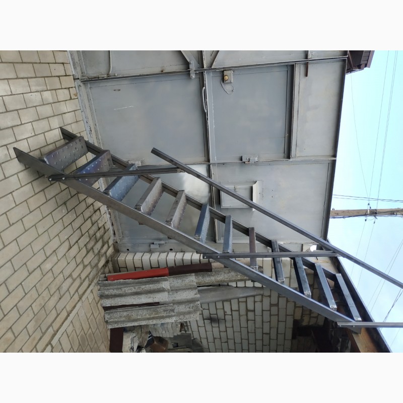 Фото 4. Лестница маршевая малогабаритная изменяемой планировки Оптима