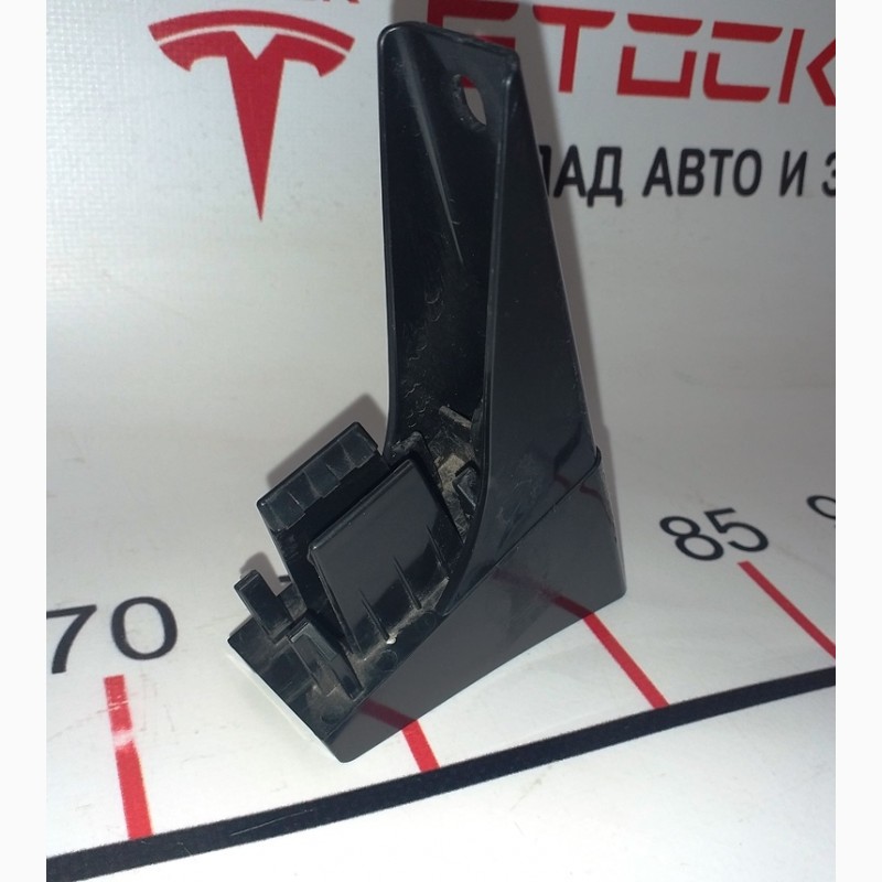 Фото 2. Кронштейн крепления планки поддержки передней подкапотной Tesla model S 102