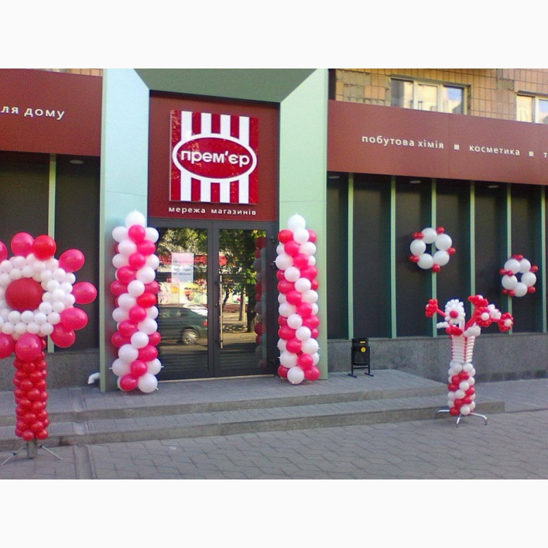 Фото 2. Оформление гирляндами из шаров презентации новых магазинов в Черкассах