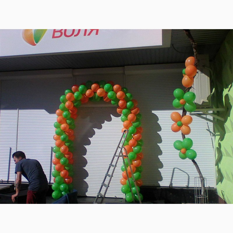 Фото 3. Оформление гирляндами из шаров презентации новых магазинов в Черкассах
