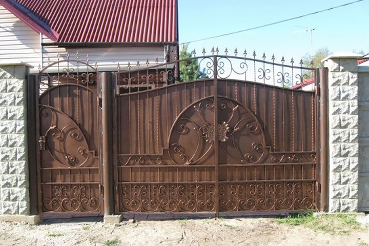 Фото 8. Ворота и калитки из профнастила с элементами ковки - «Плитарт»