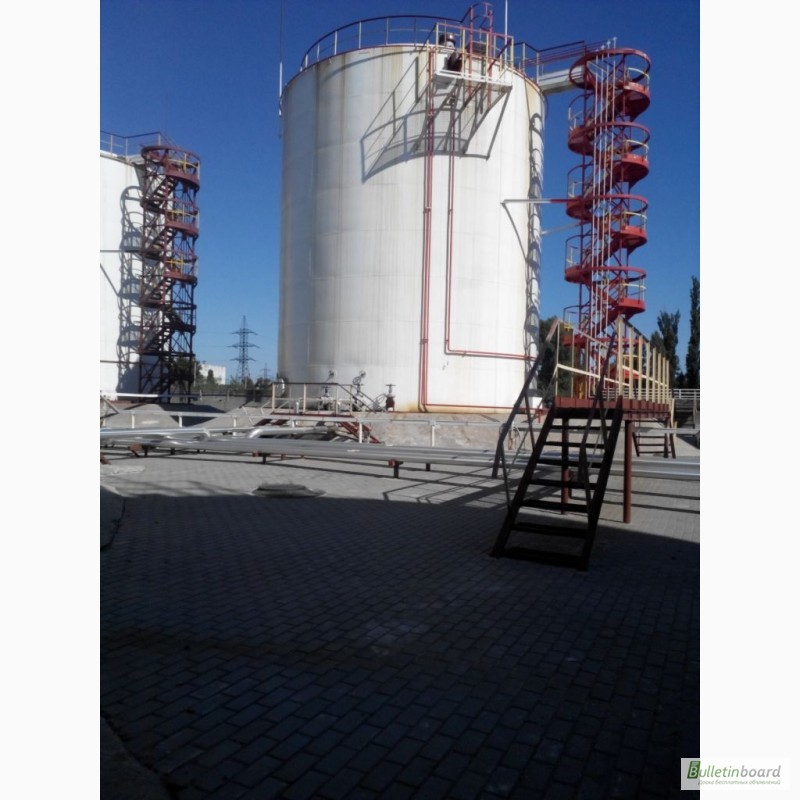 Фото 10. Монтаж резервуаров для нефтепродуктов Компания «Укрпромтехсервис» была основа в 1994 году