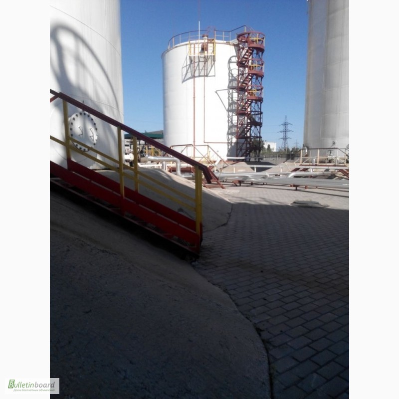 Фото 9. Монтаж резервуаров для нефтепродуктов Компания «Укрпромтехсервис» была основа в 1994 году