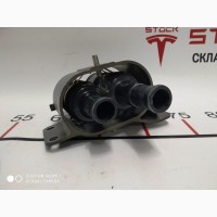 Переходник охладителя батареи бинокль в сборе Tesla model X S REST 1003117