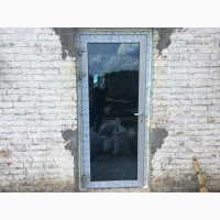 Алюминиевые двери сзащитой от сквозняков