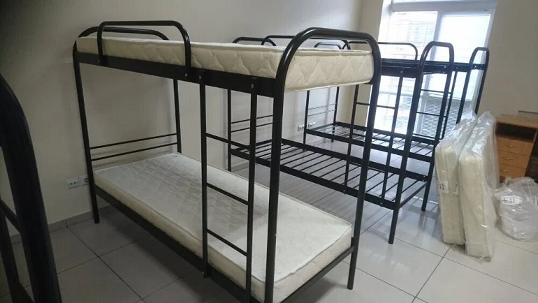Фото 2. Двухъярусные металлические кровати