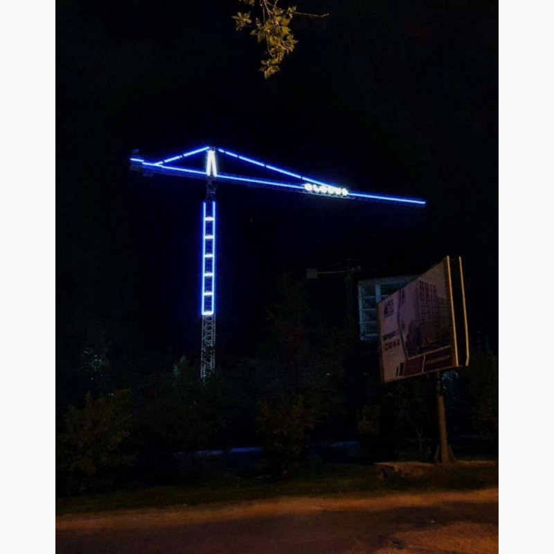Фото 2. Реклама на башенном кране.Подсветка башенного крана