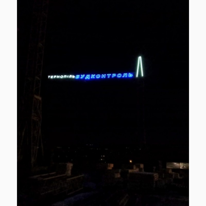 Фото 4. Реклама на башенном кране.Подсветка башенного крана