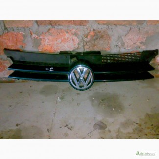 Продам оригинальную решетку радиатора на VW Golf 4